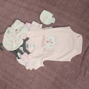 Little Beginnings - 0-3 moth set - bodysuits, hat and mitts NWT